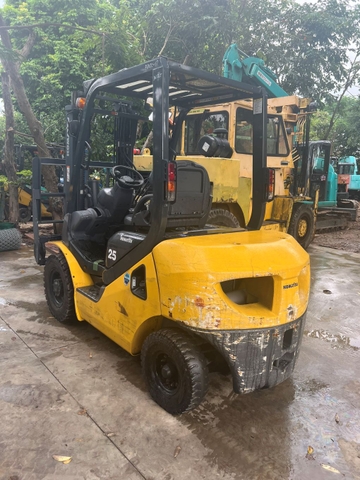 Komatsu FD25C-17-301865 giá chỉ 325 tr với chức năng gật gù số sàn