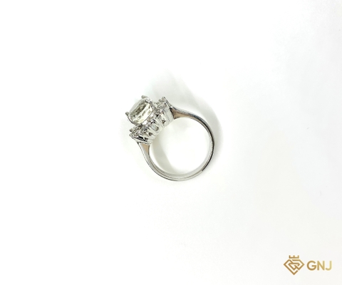 Nhẫn bạc đính đá Topaz.