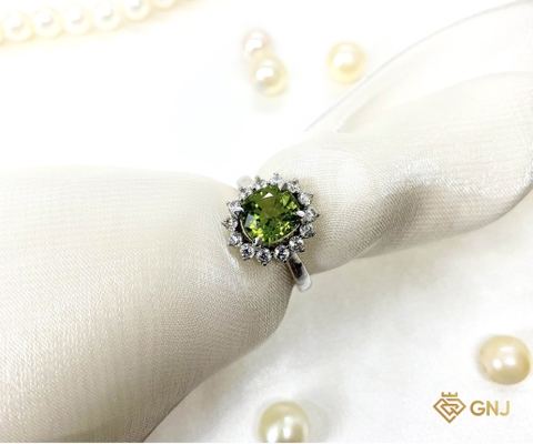 Nhẫn bạc đính đá Peridot xanh lá.