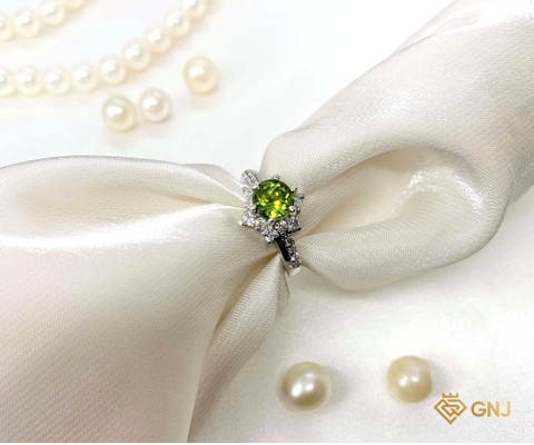 Nhẫn bạc đính đá Peridot xanh lá tự nhiên.