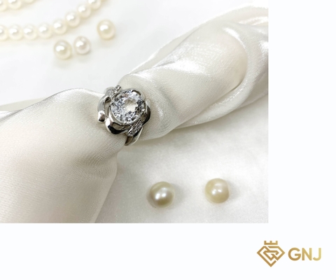 Nhẫn bạc đá Topaz tự nhiên.
