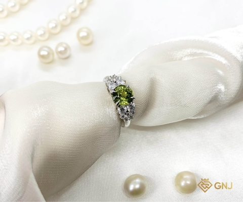 Nhẫn bạc cao cấp đính đá Peridot tự nhiên.