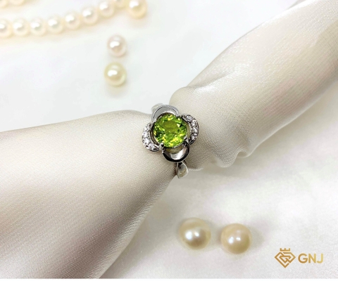 Nhẫn bạc nữ đính đá Peridot xanh lá tự nhiên.