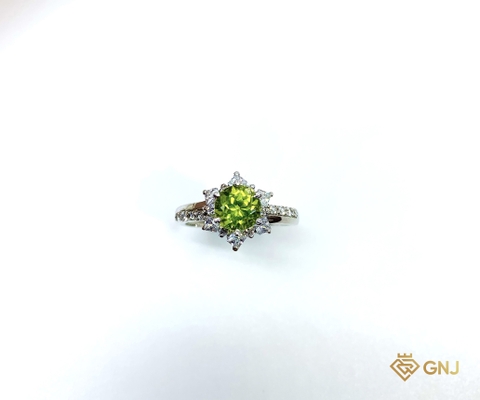 Nhẫn bạc đính đá Peridot xanh lá tự nhiên.