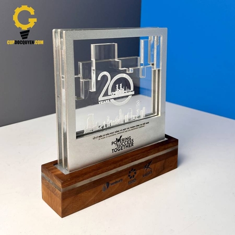 Làm cúp kỷ niệm 20 năm