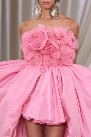 Sự quyến rũ đến từ Giambattista Valli Couture Spring 2023