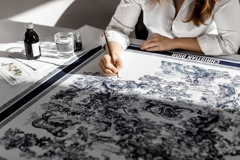 Đây là cách các nghệ nhân làm thế giới nghiêng mình trước những chiếc khăn lụa tuyệt đẹp của Dior