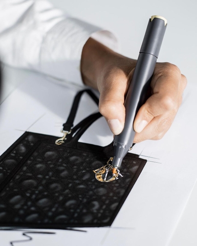 The way artist making Dior Book Tote in both Canvas and Leather!!!