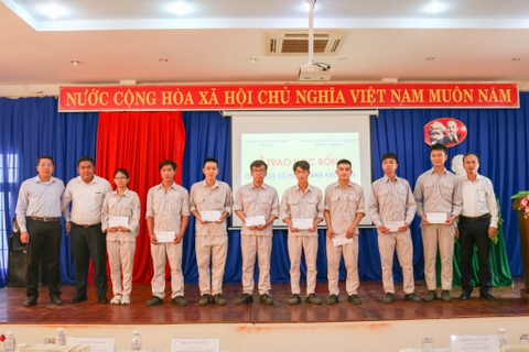 TRAO HỌC BỔNG CHO CÁC EM TRƯỜNG CAO ĐẲNG KỸ THUẬT CÔNG NGHỆ BÀ RỊA - VŨNG TÀU