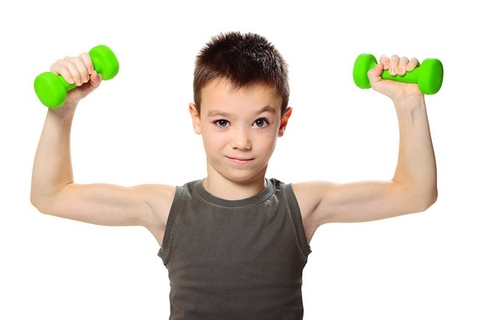 Trẻ bao nhiêu tuổi được tập gym? Sai lầm để trẻ tập tạ nặng từ sớm