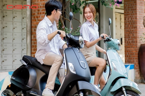 Nên mua xe đạp điện hay xe máy điện cho học sinh?