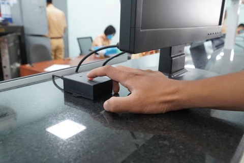 Có nên nhờ người thân bấm biển số xe máy được không?