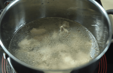 Đun nước thịt để nấu cháo