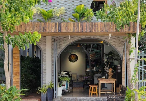 Ngôi nhà giống tổ dế mèn