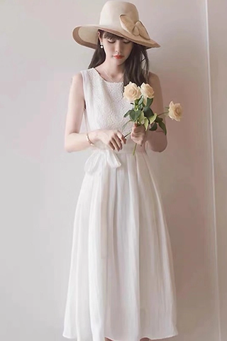 Đầm ren hoa nổi cộc tay màu trắng Xiny D219230