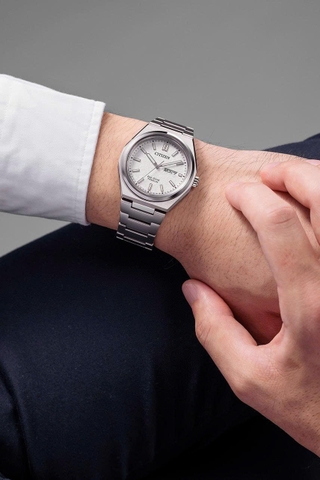 Citizen Quartz Eco-Drive Super Titanium Silver với mã : AW0130-85A trắng