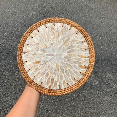 Tấm lót khảm trai viền mây 25cm lót bình hoa/ lót nồi/ treo tường trang trí decor - Rattan Placemat
