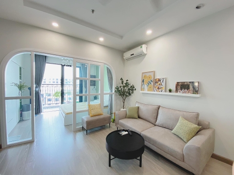 Nhà phố phong cách hiện đại đơn tông xanh cho gia đình trẻ