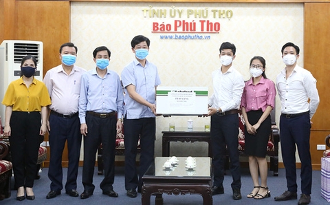 Trao khẩu trang N95 và quần áo bảo hộ cho các đơn vị tuyến đầu chống dịch