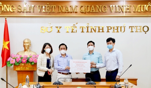 Trao tặng vật tư y tế phòng, chống dịch Covid-19
