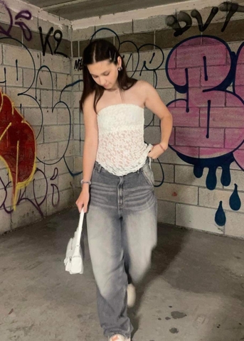 Áo bandeau kem đơn giản nhưng cuốn hút