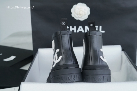 CHANEL REAIN BOOT LOGO