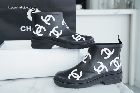 CHANEL REAIN BOOT LOGO