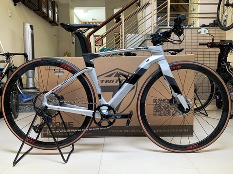 Xe đạp thể thao Road bike tay lái ngang TWITTER CYCLONE PRO DISC 2023 - Khung full Carbon, groupsets SHIMANO 1x12. Màu Bạc (silver)