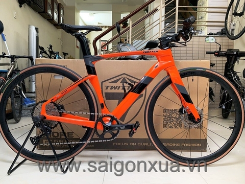 Xe đạp thể thao Road bike tay lái ngang TWITTER CYCLONE PRO DISC 2023 - Khung full Carbon, groupsets SHIMANO 1x12. Màu Cam