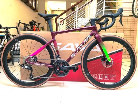 Xe đạp đua SAVA HAWKEYE 2024 - Khung, vành Full Carbon, Full group Shimano 105 R7120 thắng đĩa dầu. Màu Ngọc Ruby