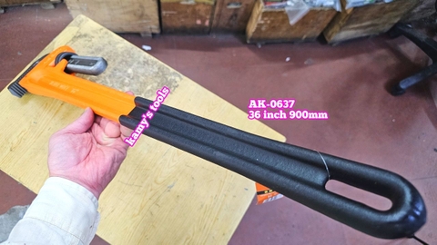 AK-0637 Mỏ lết răng cán bọc nhựa Asaki 36 inch 900mm kẹp ống tối đa 85mm