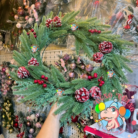 Vòng hoa PE 2 loại lá gắn trái thông, cherry