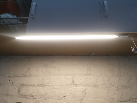 Đèn led gắn tủ bếp cảm ứng màu vàng