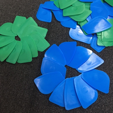 Miếng nhựa đa năng: nạy pin, tách màn…