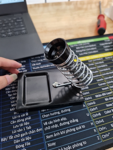 Gác mỏ hàn đế vuông có chỗ để bọt biển