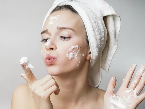 Da dầu và mụn nên dùng những loại mỹ phẩm nào chăm sóc da?