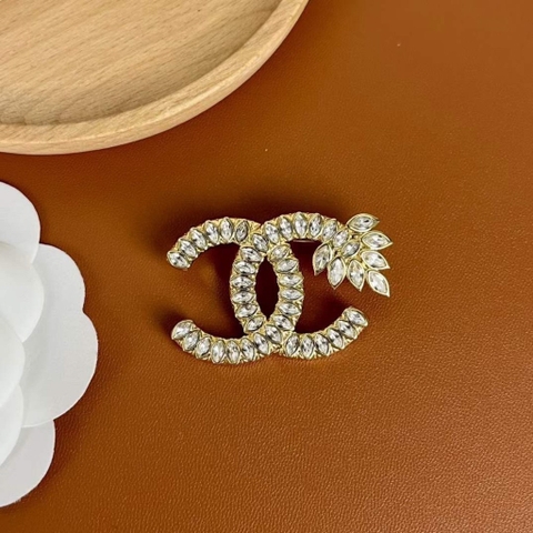 Trâm, Ghim Cài Áo Chanel Cành Oliu Mạ Vàng Cách Điệu  2.8*4.4cm