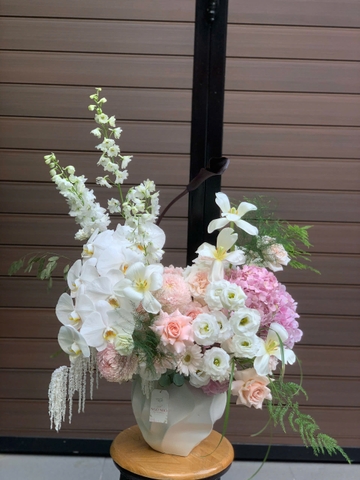 Bình Hoa Tone Hồng Trắng, Mẫu Chậu Sọc Xoắn - Delphinium Mix Tú cầu, Lan Hồ Điệp