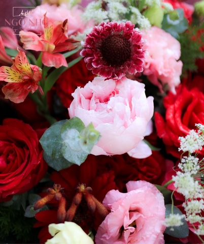 Bó Hoa Tone Đỏ 053 - Giấy Trắng