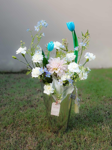 Cúp Hoa Tulip Xanh Dương & Thược Dược 210 | Hoa Nhập Khẩu Tone Bạc Trắng & Xanh Dương