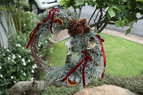 Vòng nguyệt quế ngôi nhà mix nơ đỏ, phủ tuyết