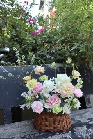 Giỏ hoa tông hồng pastel