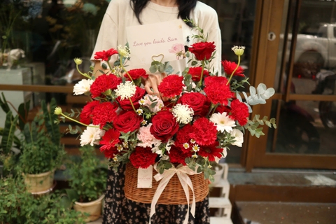 Giỏ hoa tone đỏ
