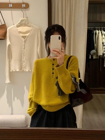 A431- Áo len dài tay cổ tròn khuy ngực vàng mù tat
