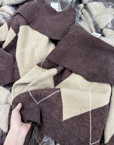 A433-Áo len dài tay trễ vai hoạ tiết quả trám nâu be