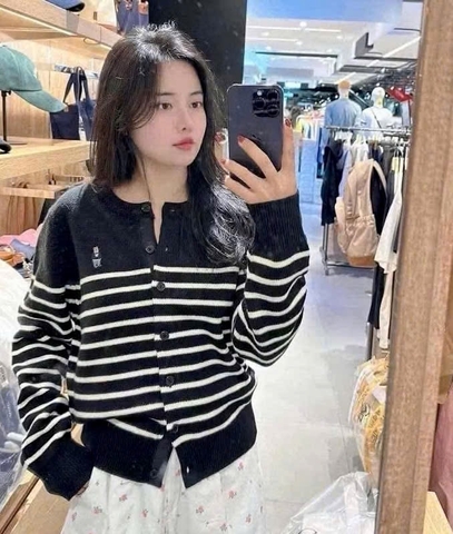 A428- Áo len cadigan kẻ đen thêu gấu hàng nhà máy