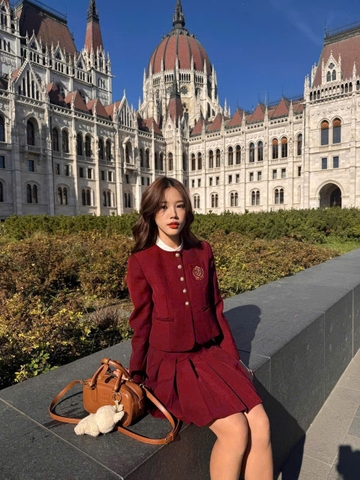 SET403-Set nhung lì áo huy hiệu thêu phối chân váy xếp ly có lót