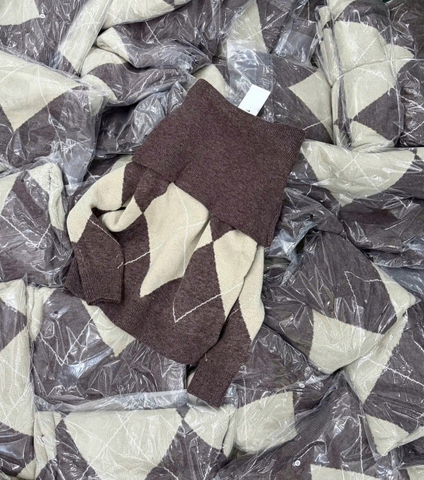 A433-Áo len dài tay trễ vai hoạ tiết quả trám nâu be