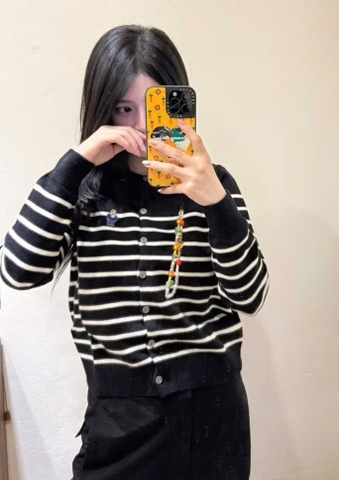 A428- Áo len cadigan kẻ đen thêu gấu hàng nhà máy