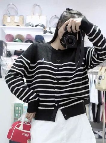 A428- Áo len cadigan kẻ đen thêu gấu hàng nhà máy